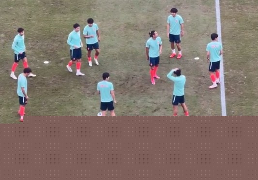 记者:U23国足vs泰国场地有点菜地,坑坑洼洼地方挺多的 记者:U23国足vs泰国场地有点菜地,坑坑洼洼地方挺多的
